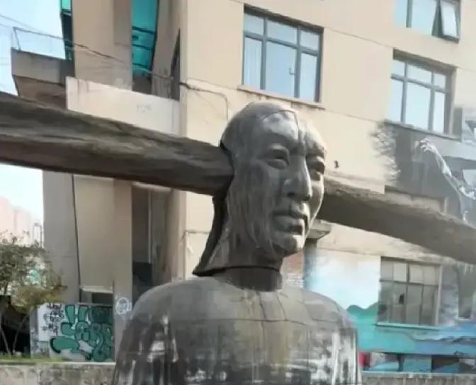 大半夜刷到西安街头那个雕塑，哪怕我自诩见多识广，也是看得后背发凉一个光头脑袋上