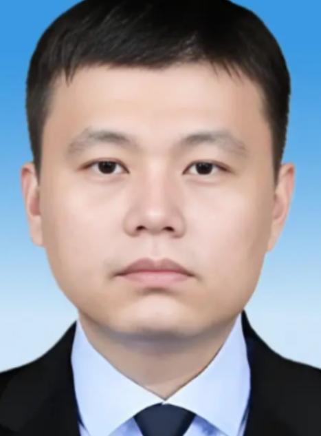 2006年，广东顺德海关的一名普通公务员晚上回到家，悄悄对妻子说：“老婆，我的银