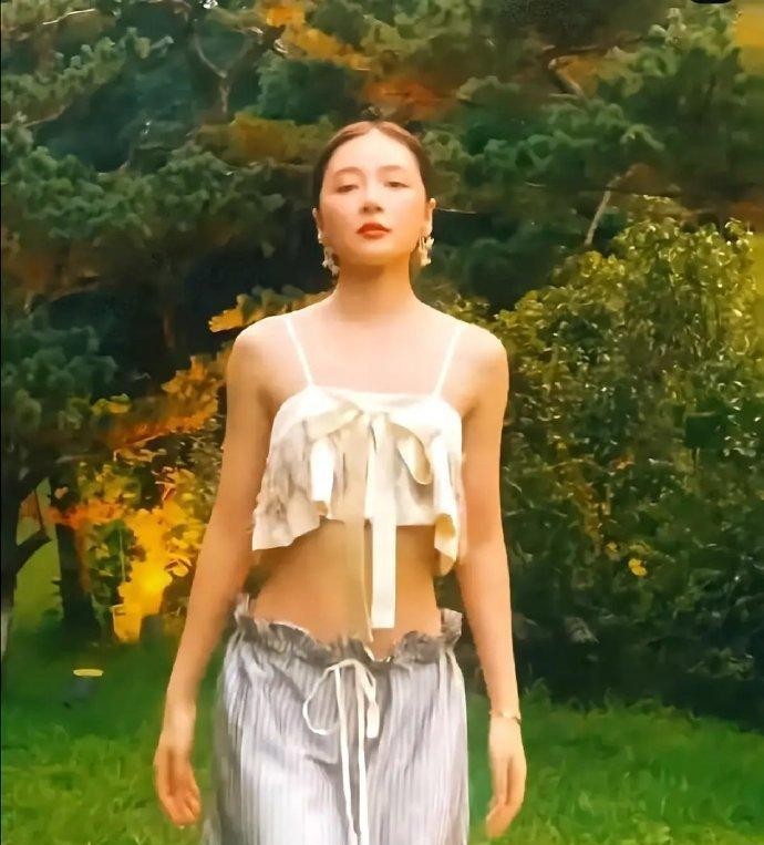徐娇，27岁了这身材一言难尽啊。真是旱的旱死涝的涝死。???