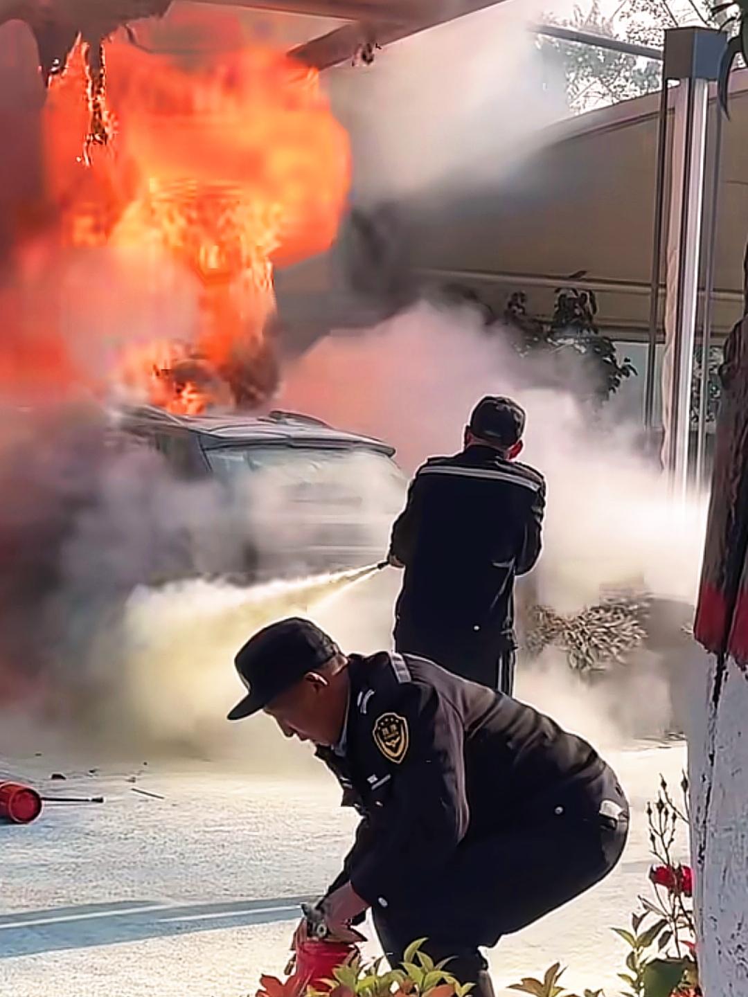 新乡一电车自燃，小区保安很给力刚在新乡人民公园旁边小区亲眼目睹一辆荣威疑似M