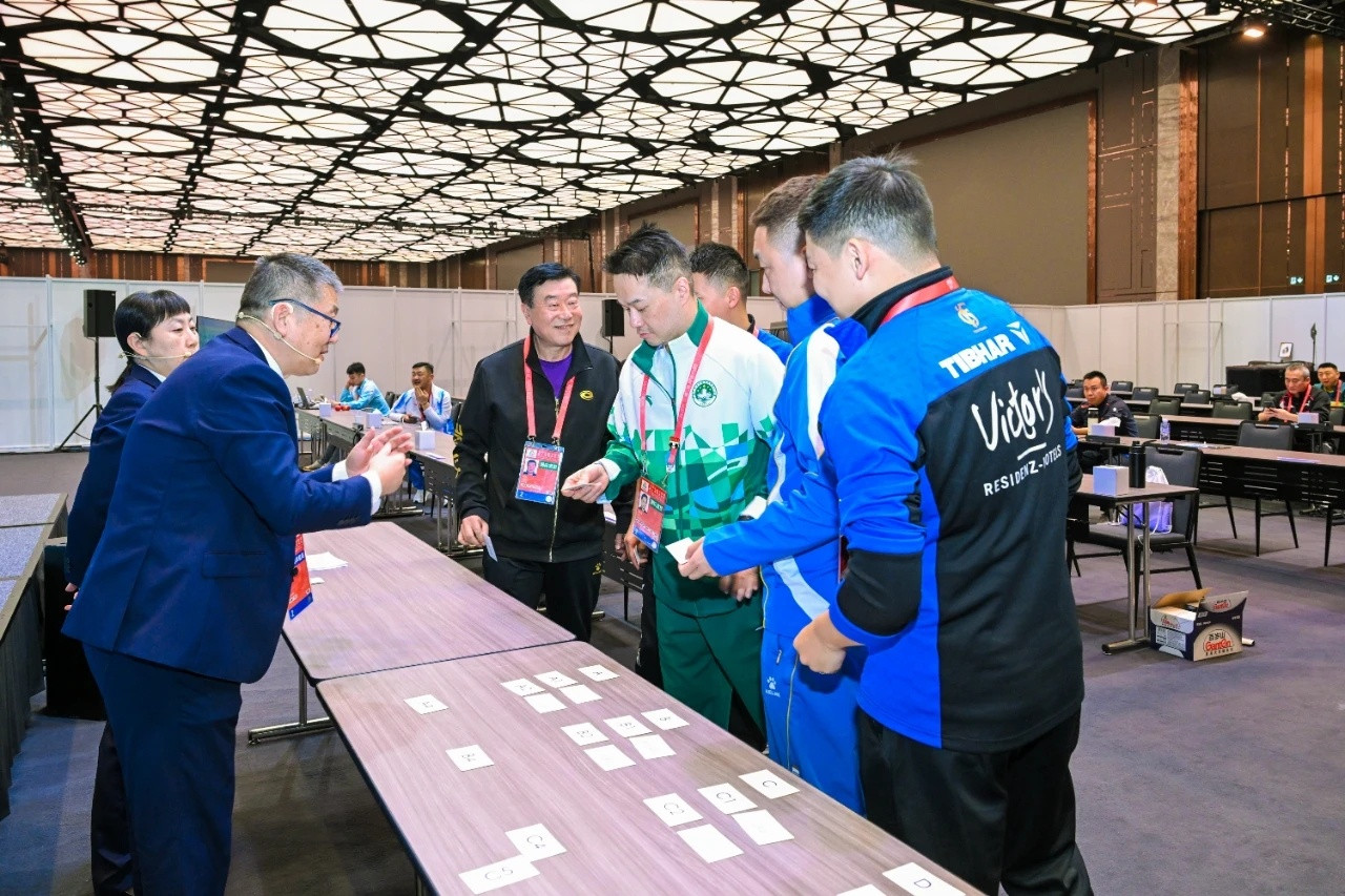 这全运会乒乓球抽签现场图不是有教练吗[捂脸哭]这侧面不是陈玘吗，报表时间显示的11