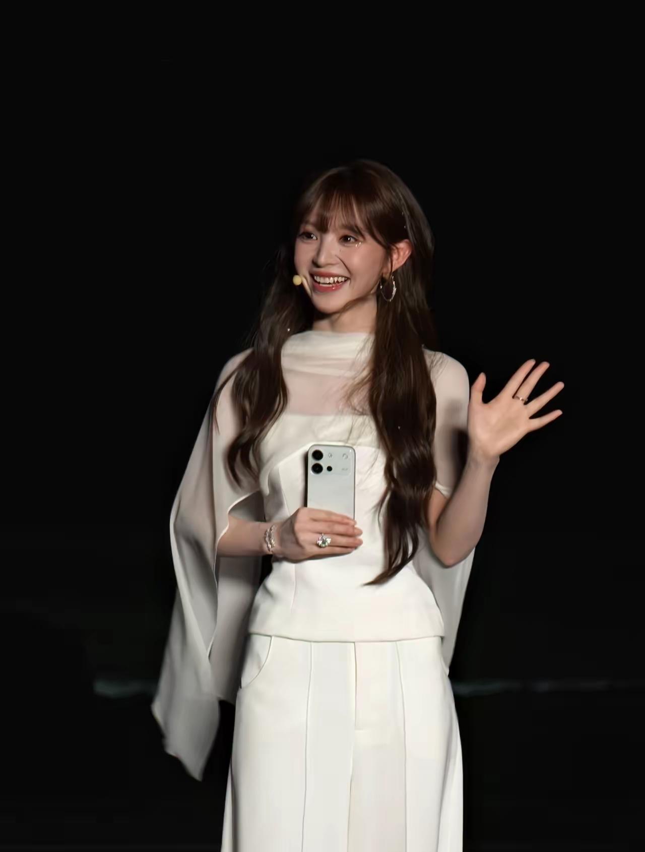 奋力营业的田曦薇[比心]，穿高跟鞋也跑🉐飞起[加油][无奈吐舌]真是对得起