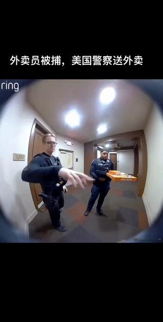 美国🇺🇸一名外卖小哥在送餐途中被警察逮捕！为了不耽误顾客正常用餐。两名美