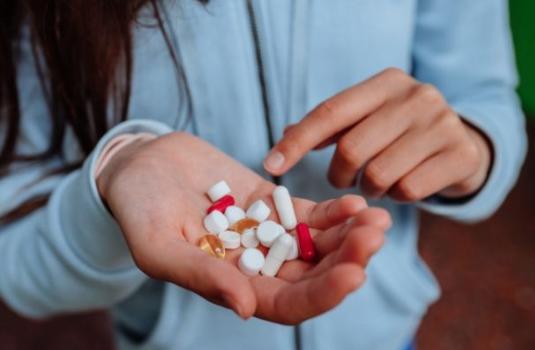 【服用褪黑素？心力衰竭风险增加90%——研究】数百万人在每晚服用褪黑素，以更快入