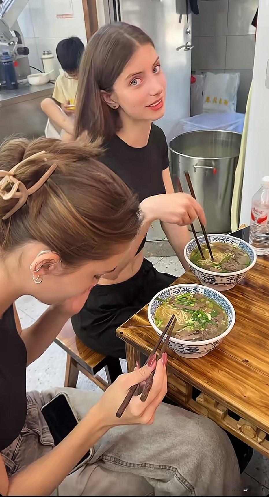 老外不会吃辣椒吗[？？？]