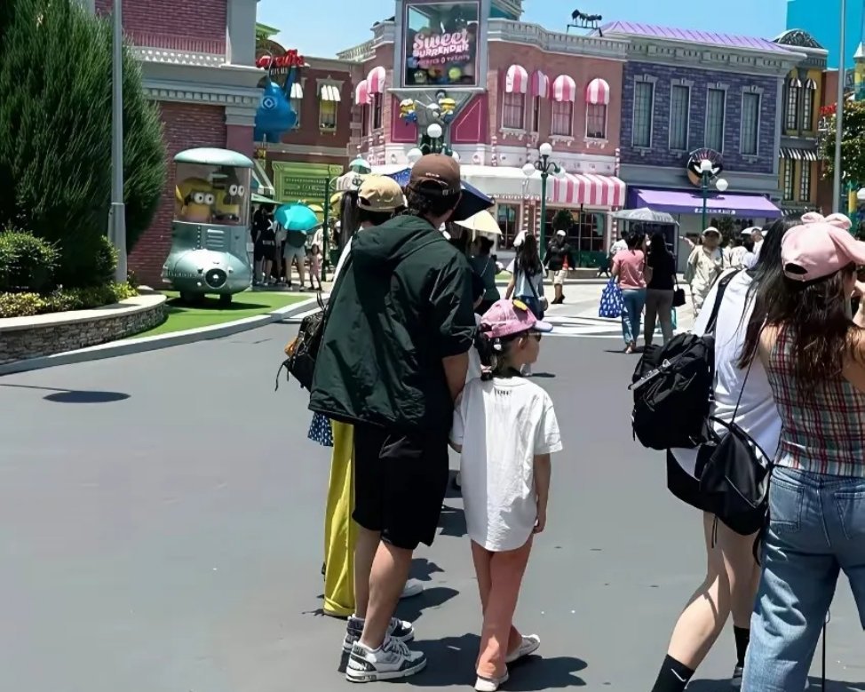 43岁的唐嫣和罗晋，带着6岁的女儿小小糖在新加坡环球影城，少女感满满的妈妈、温柔注视女儿的爸爸，和蹦