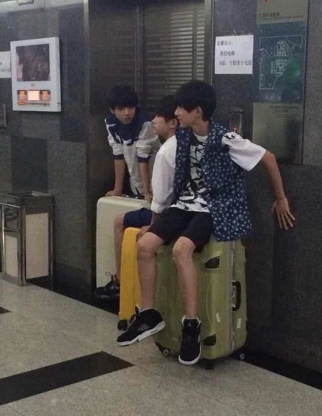 路人相册里翻到好古早的TFBOYS三小只，就这样拉着行李箱赶通告在娱乐圈里闯荡出
