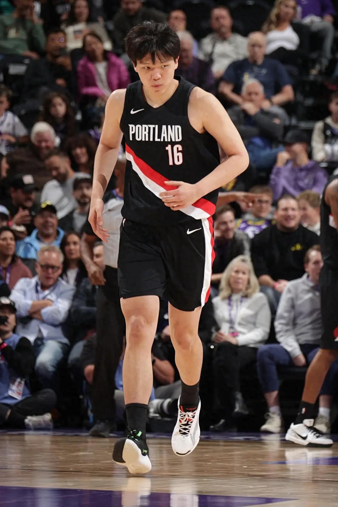 比姚明差远了？杨瀚森缺的不是身高，是那股狠劲。当年姚明第一场也是0分，但他很快就