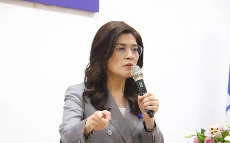 郑丽文称“台湾非国家”，民进党“立委”破防了中国国民党主席郑丽文在节目上称“台
