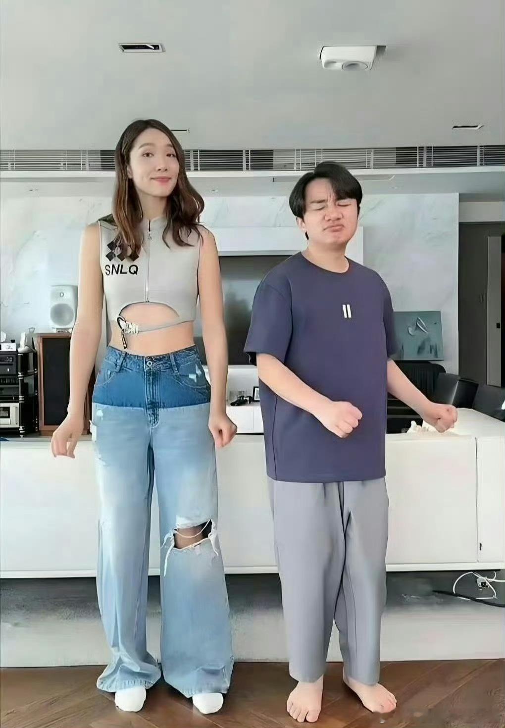 王祖蓝的裤子穿在他老婆身上秒变六分裤，夫妻俩换着穿，太逗了。​​​