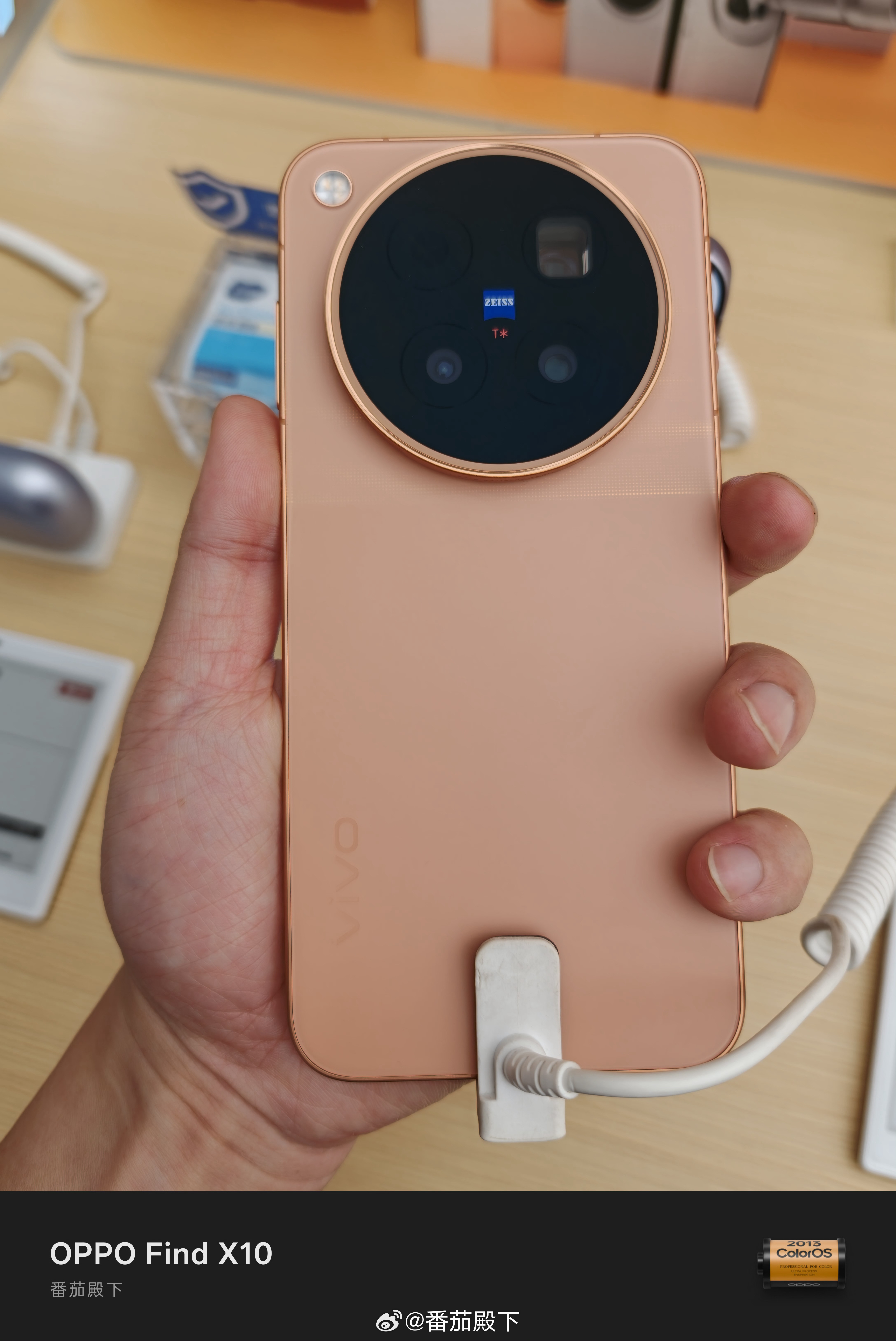 御三家ProMax屏幕线下调研。显示效果：vivoX500ProMax>OPPOFindX10Pro