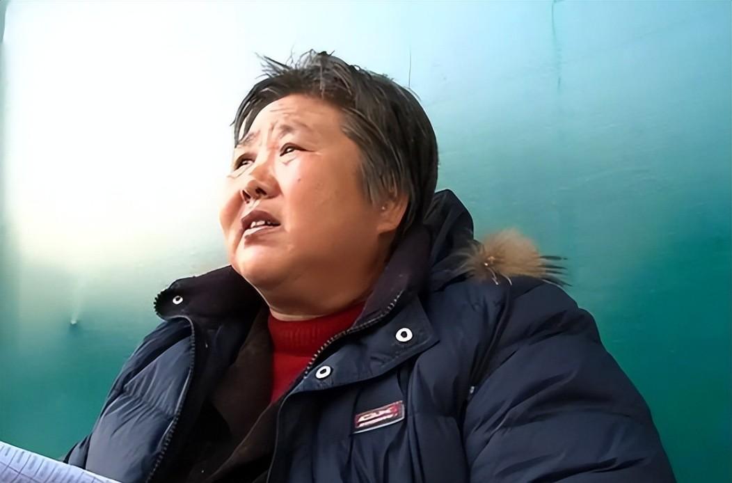 唯一的儿子被捅十多刀后，不幸身亡，她在法庭上为凶手求情，气的丈夫用椅子将她打的头