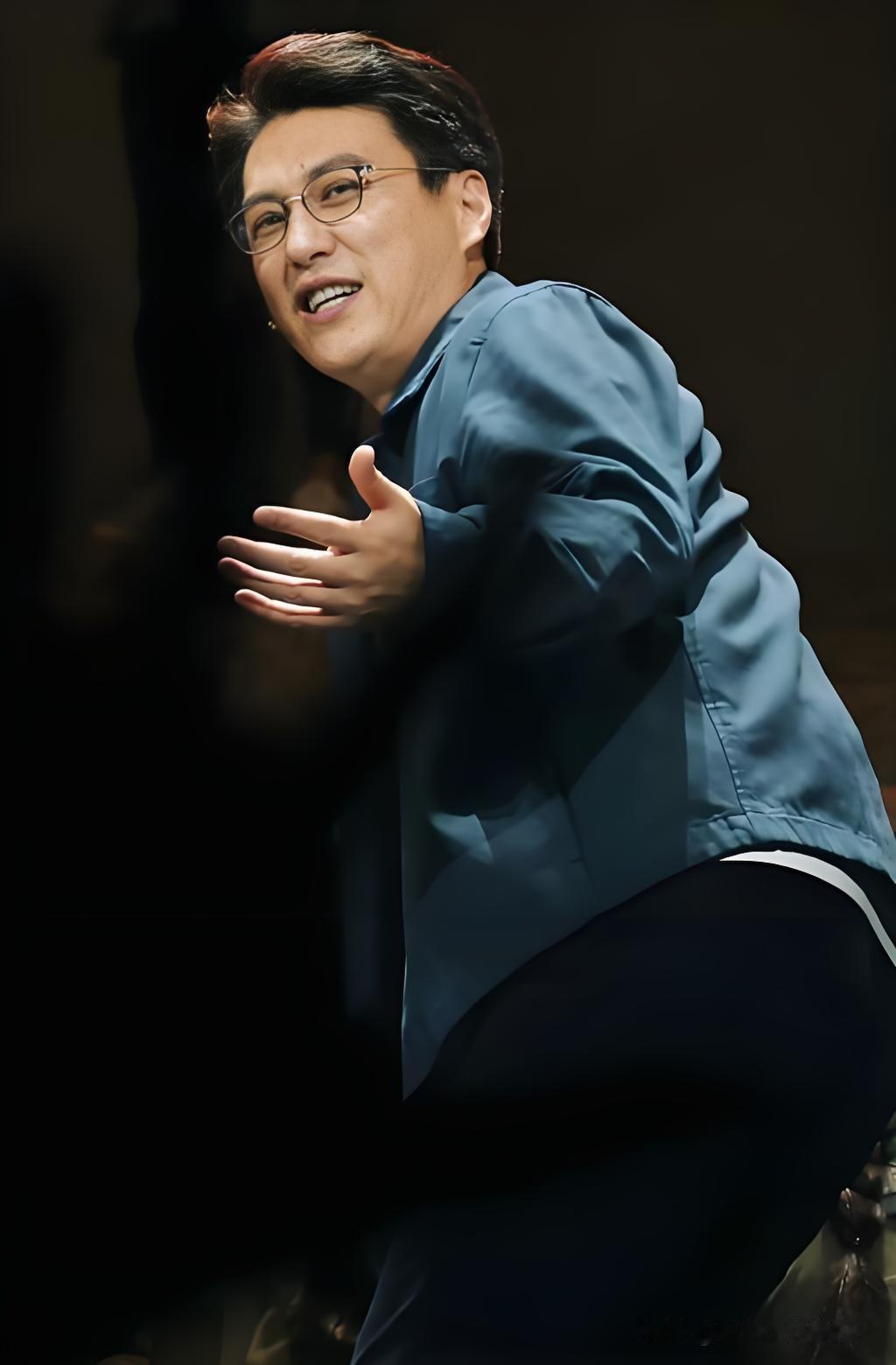 大家都夸靳东“情商天花板”，比如上次采访被问“演10年精英，会不会觉得自己真的是