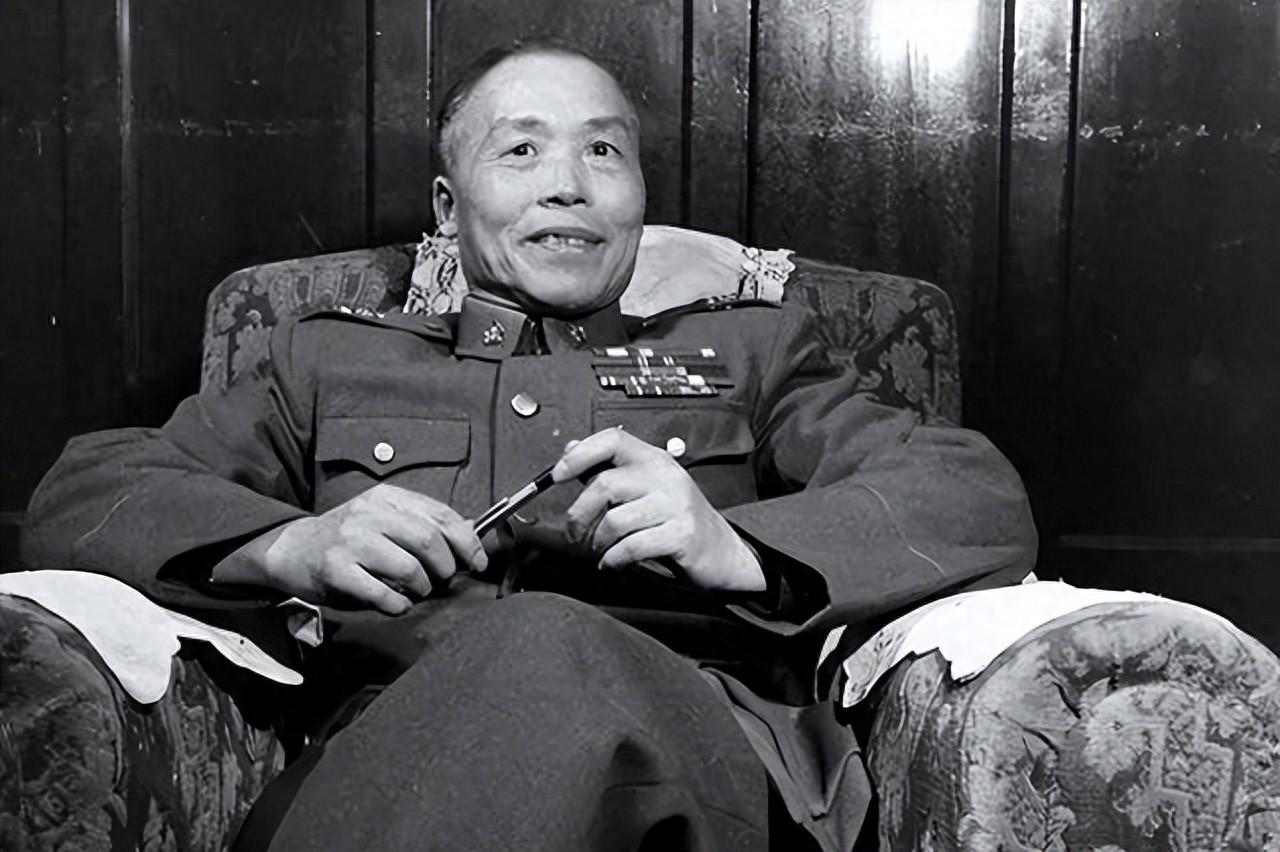 1965年，流亡海外十六年的前国民党代总统李宗仁携夫人郭德洁飞抵北京，周恩来亲自