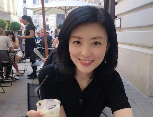 2002年，知名主持人周涛下班回到家，看见正在灶台边忙碌的丈夫，突然心生厌倦:“