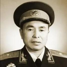 1946年，解放军五千人被三万敌军包围，旅长下令烧毁重要文件，准备拼命，谁知一个