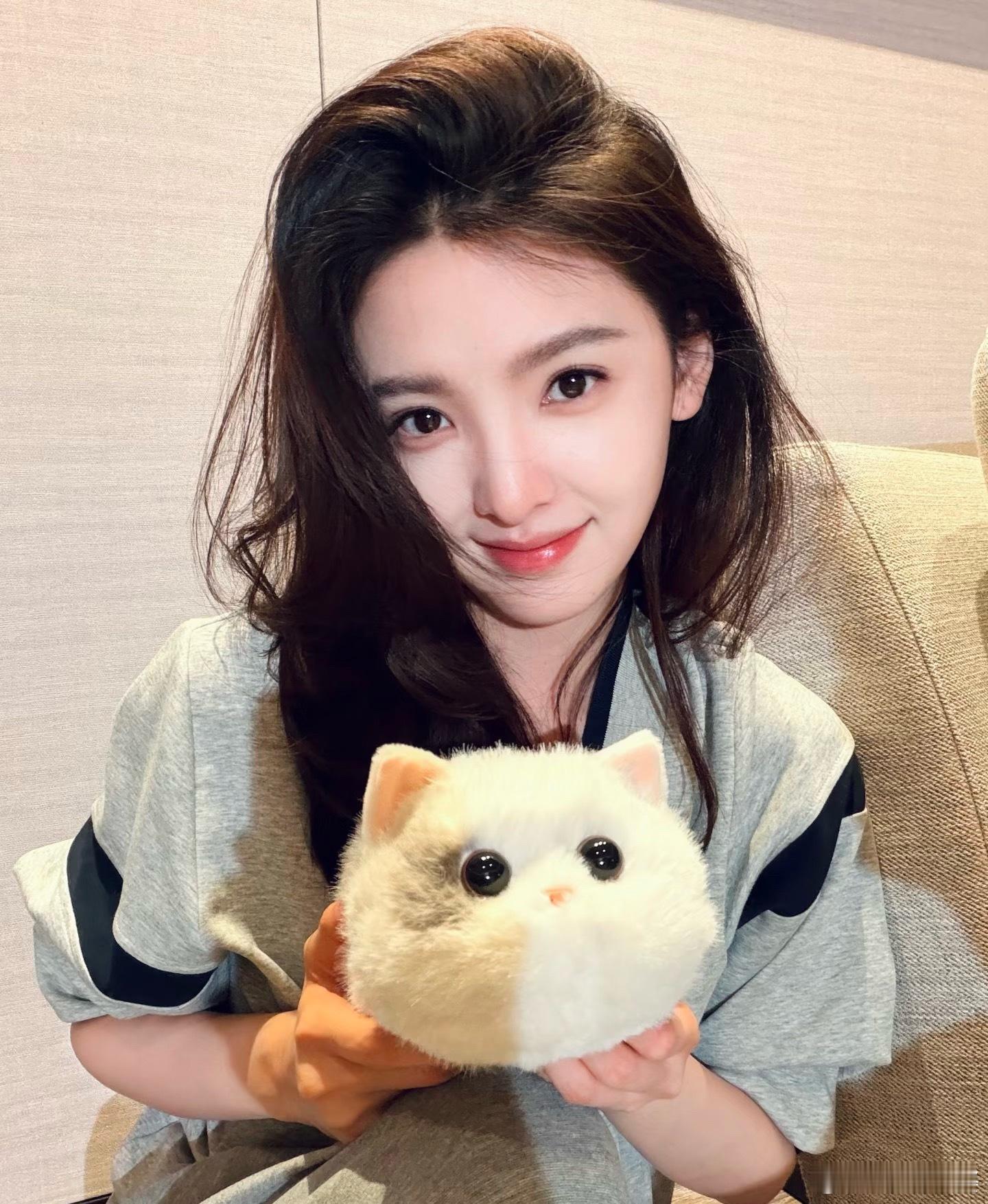 章若楠工作室喊话剧方怎么每次女演员出点啥事就被放大成这样，男生那边反倒容易糊弄过