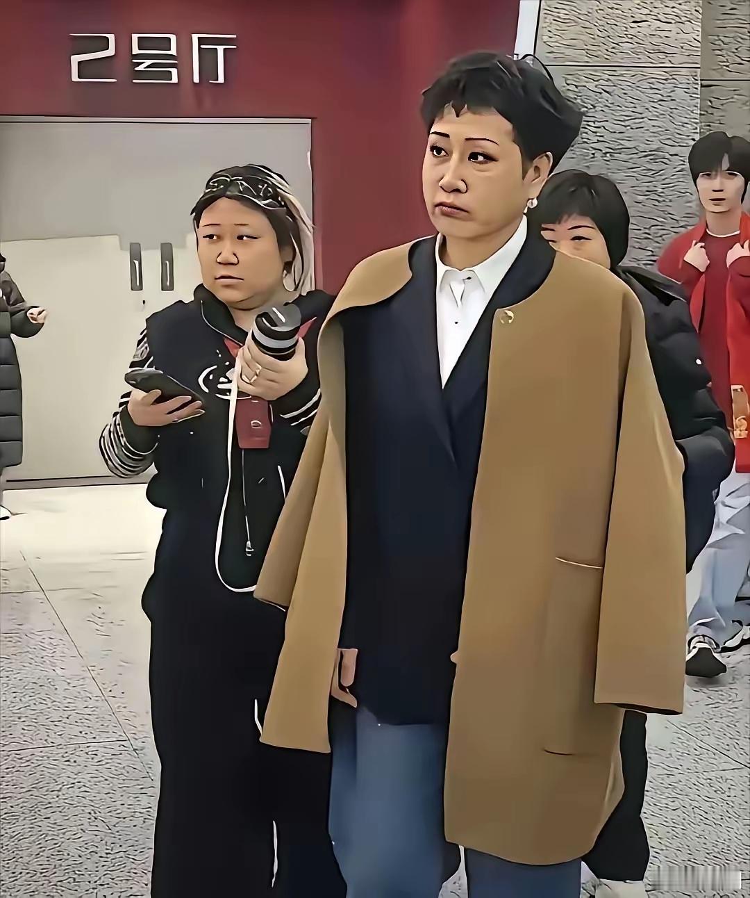 天呐，她和刘晓庆都不服老，刘晓庆五官好歹还能认出来，好家伙，这位直接认不出来，看