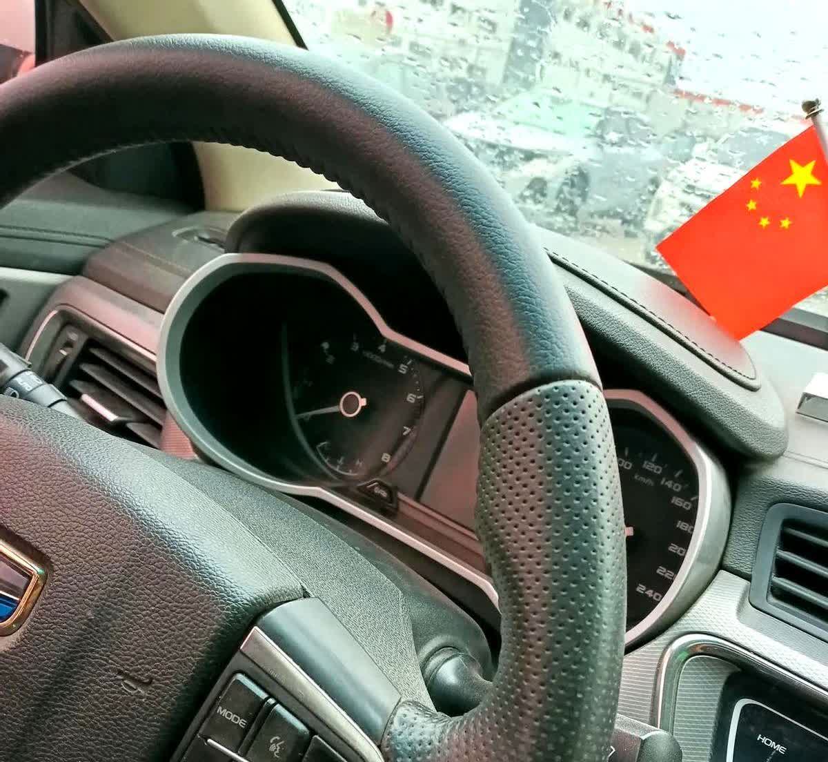 前段时间去检测站审车，审车前，车辆一切正常，检测上线都挺顺利的，没有出现问题。