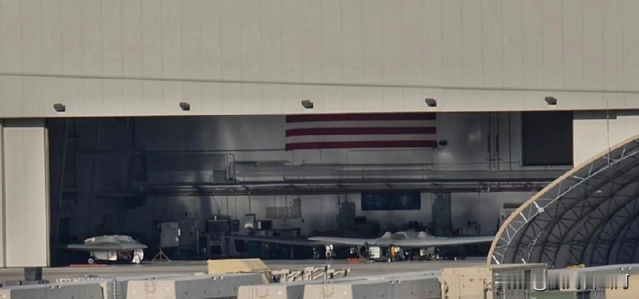 大飞翼！美国RQ-180这款藏了多年的隐身无人机也被扒拉了出来..这架由