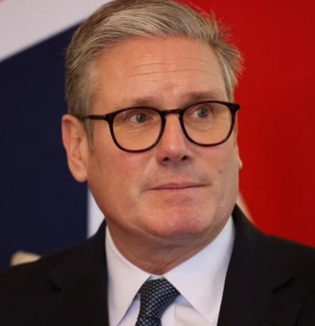 英国首相一句话，直接扔向了全世界。他说，中国，是世界三大强国之一。这话不是私下说