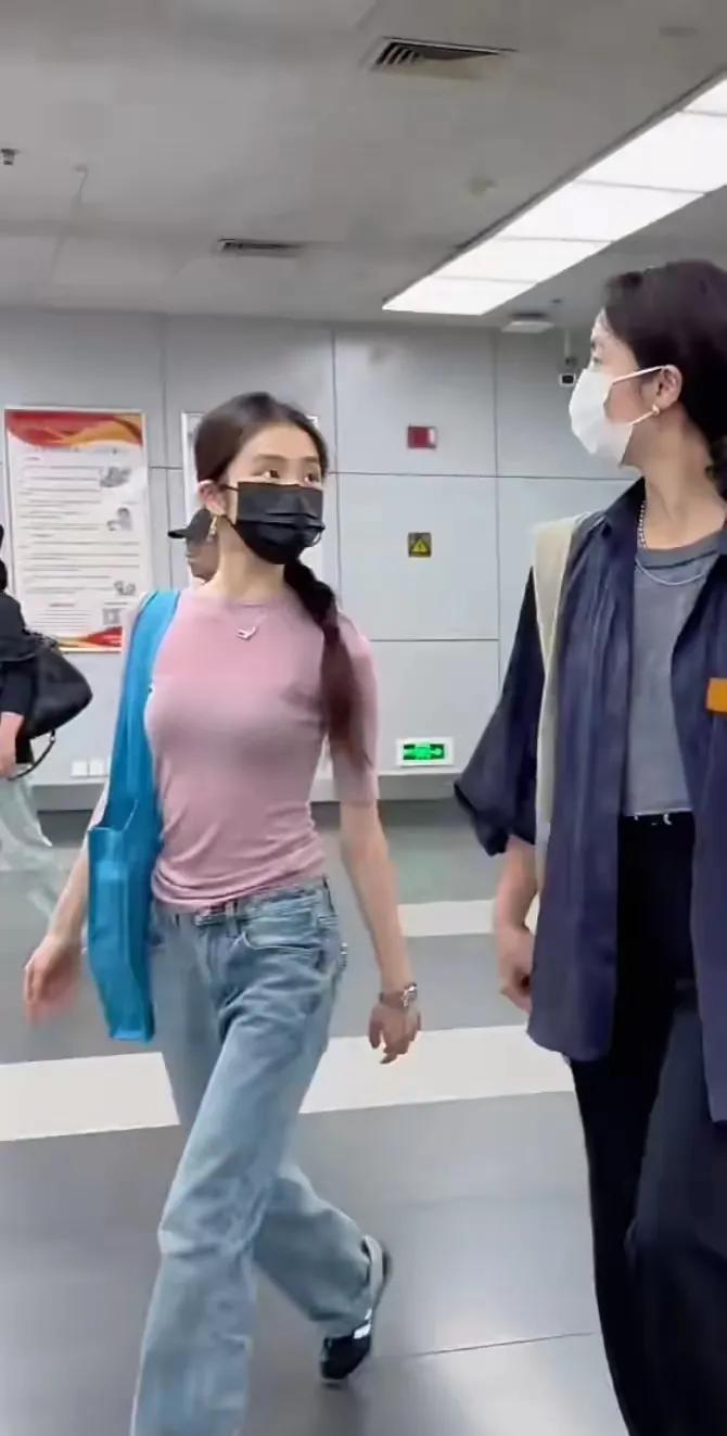 现在终于理解黄磊了为什么让女儿进军娱乐圈黄多多被网友抓到现身机场，年仅19岁