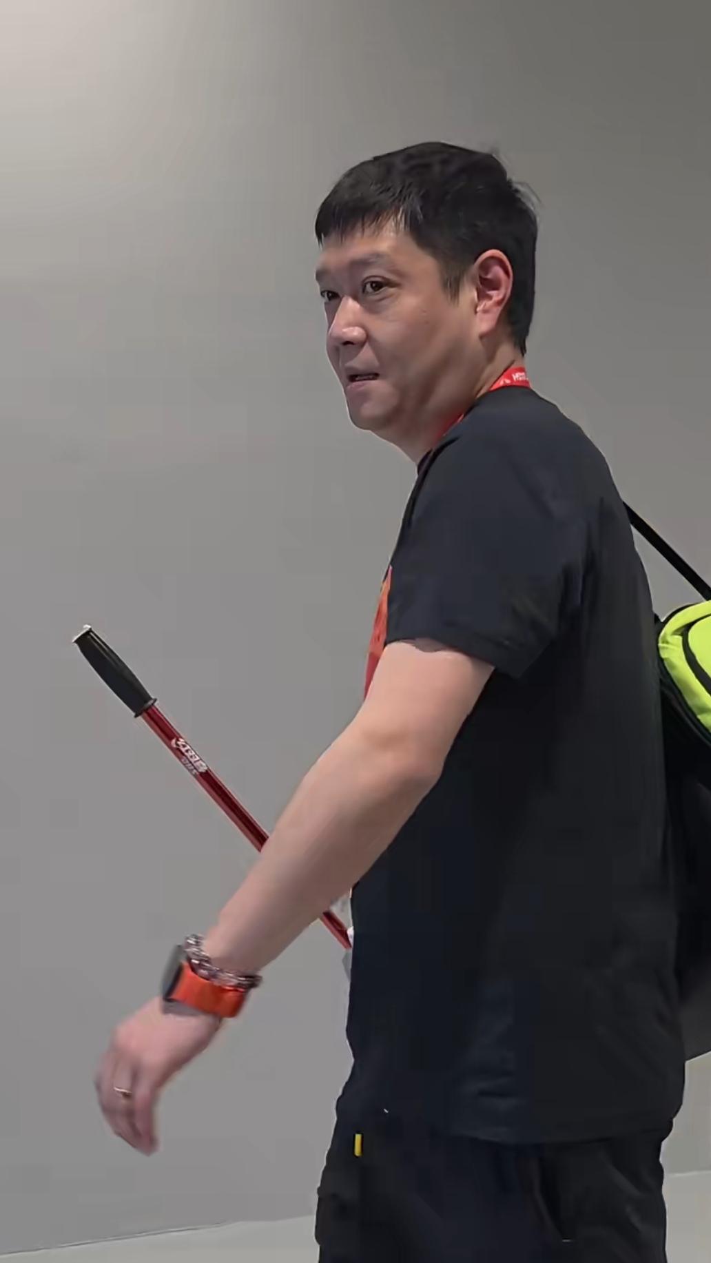 笑死我了！邱贻可，发的元宵节视频，嘴里竟然说的是中秋快乐。邱指导你是醉了吗