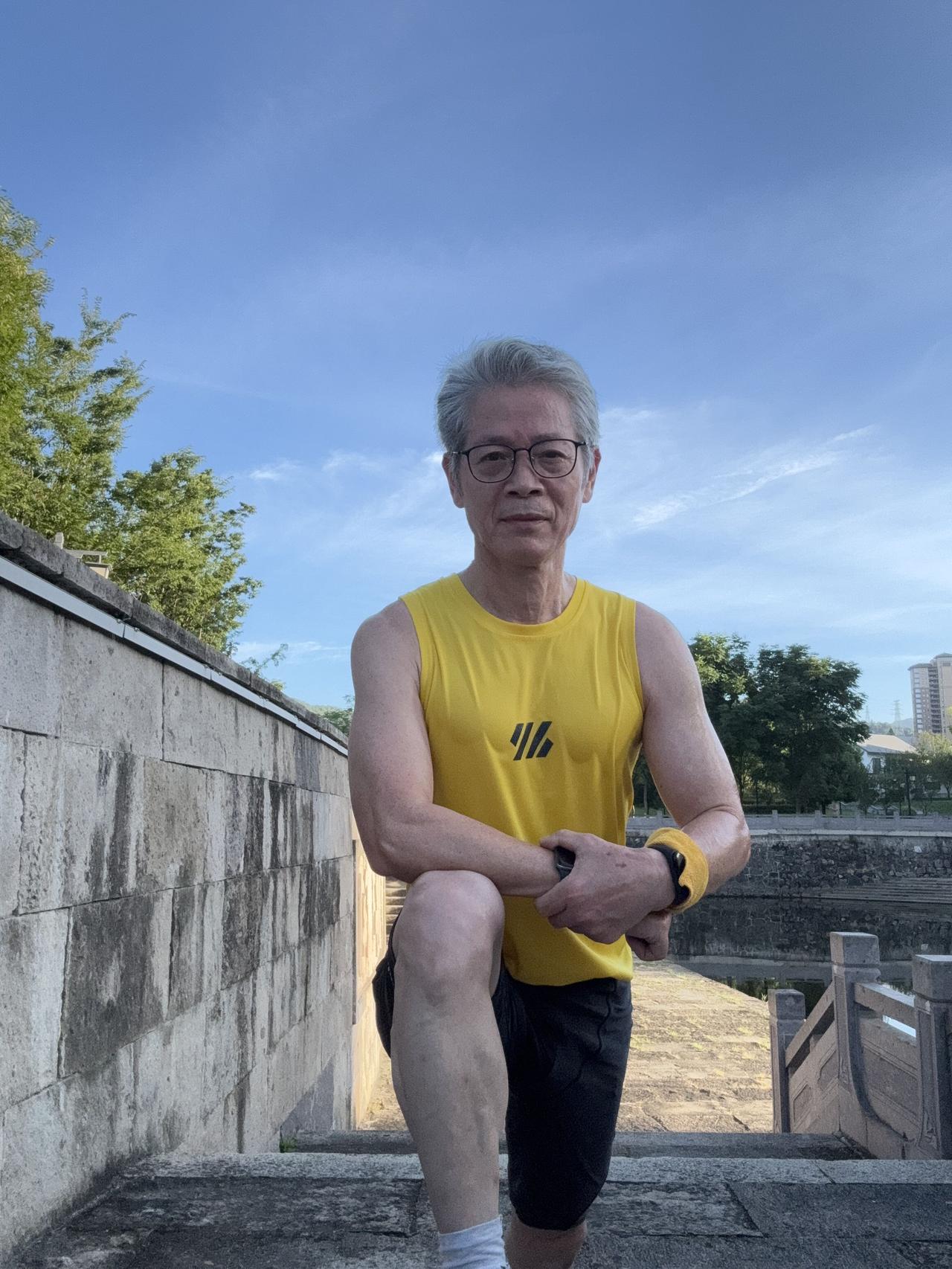 身体硬朗，世界才属于你；心态平和，快乐才忠于你。几十年坚持晨跑、力量训练，慢慢