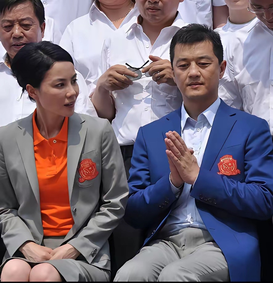 这张合影看，王菲还真配不上李亚鹏。的的确确就是如此，王菲唱歌是不错，个人形象方面