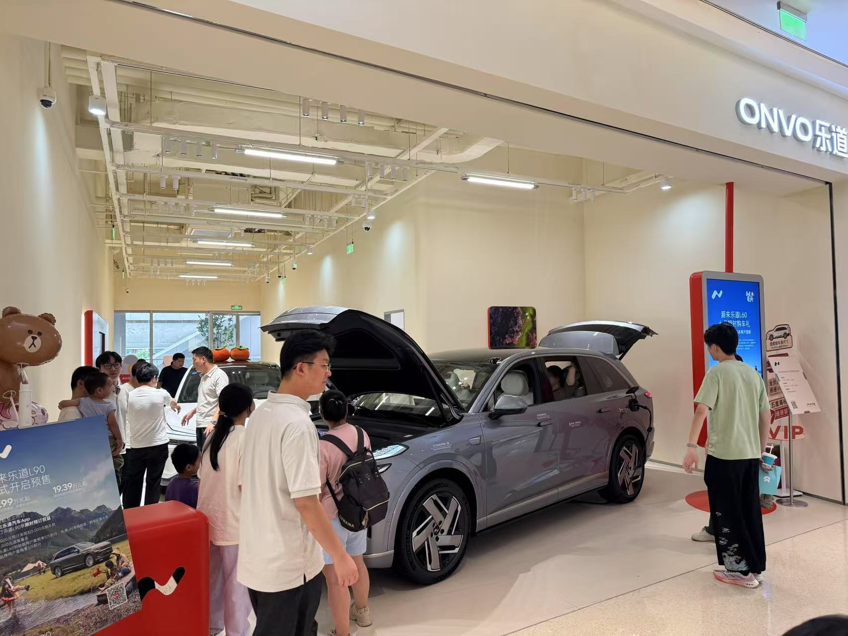 中午在商场吃饭，吃完巡店[doge]大别墅L90的高热度，进店量增加了。乐道的标