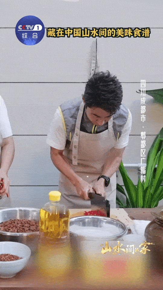 妈妈做的萝卜丝饼，外皮金黄内里软乎，萝卜丝的清甜混着面香，咬一口全是小时候的回忆