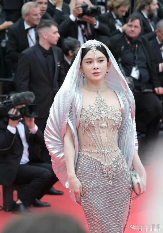 赵樱子戛纳红毯遇尴尬，着美服本亮眼，却因久留遭驱赶，这一折腾反倒失了风采，令人唏