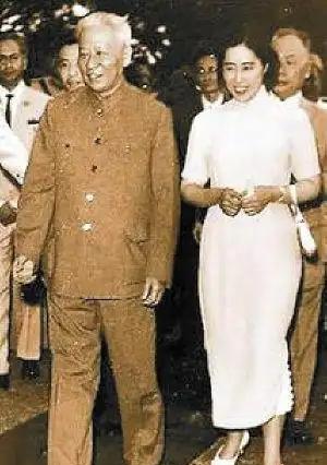 1948年，刘少奇在西柏坡迎娶了他的第六任妻子王光美。这是刘少奇一生中最后一段婚
