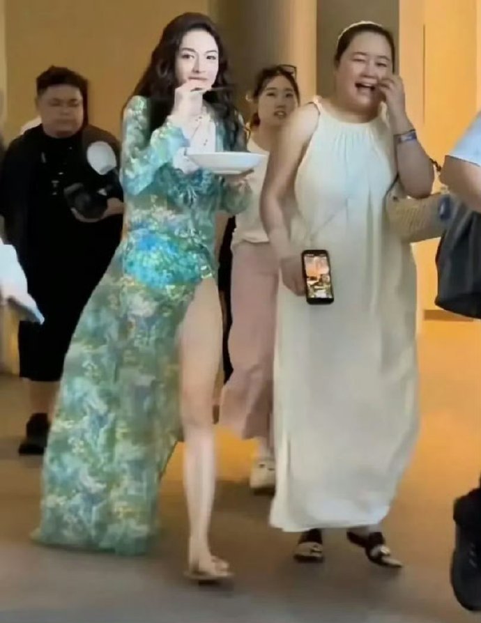 钟楚曦这身材好惊艳，穿个拖鞋露着大长腿边走边吃，这状态绝了
