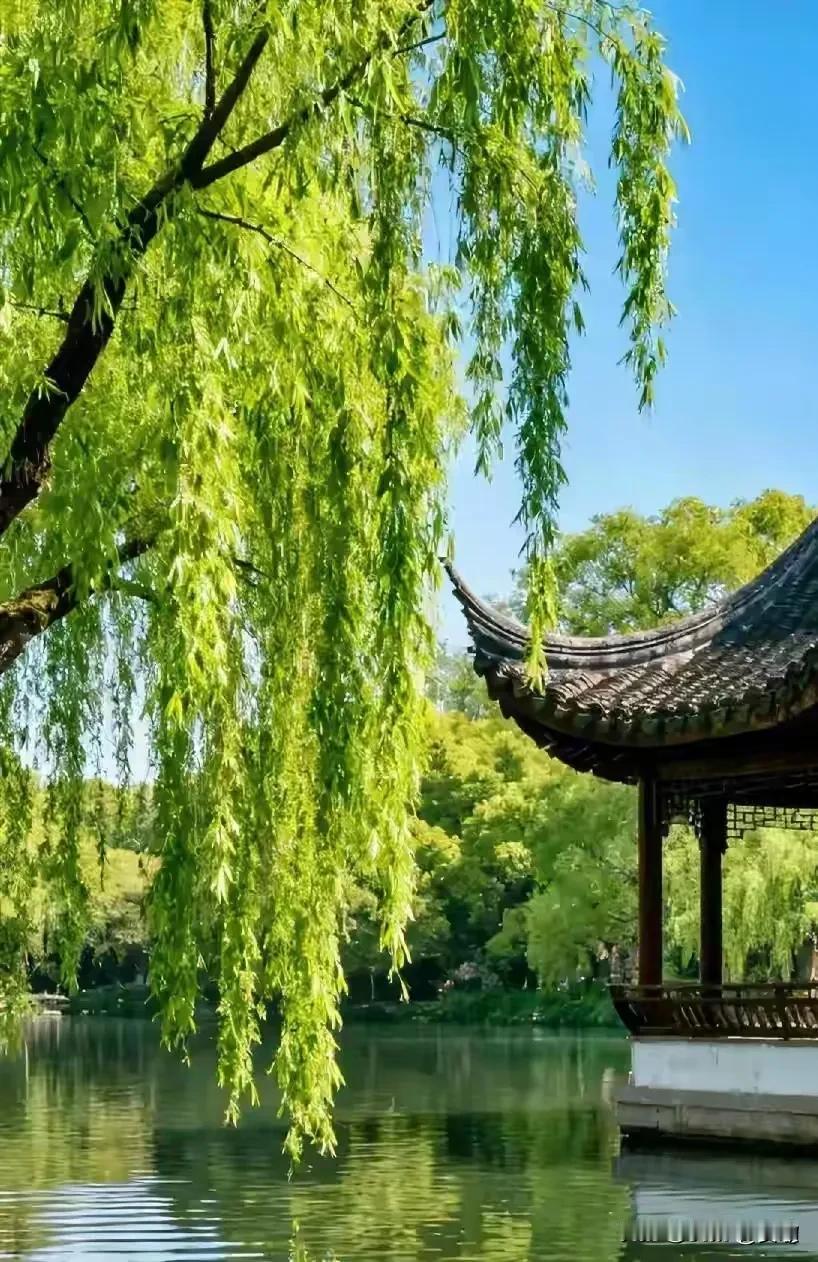 上联:夏花红际夏阳暖下联:春柳绿时春风和横批:风光旖旎