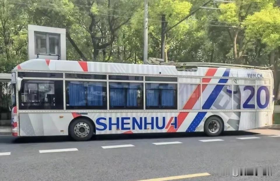 于汉超元素融入上海公交惹争议，大家不能对他宽容点？近日，于汉超球衣元素现身上海