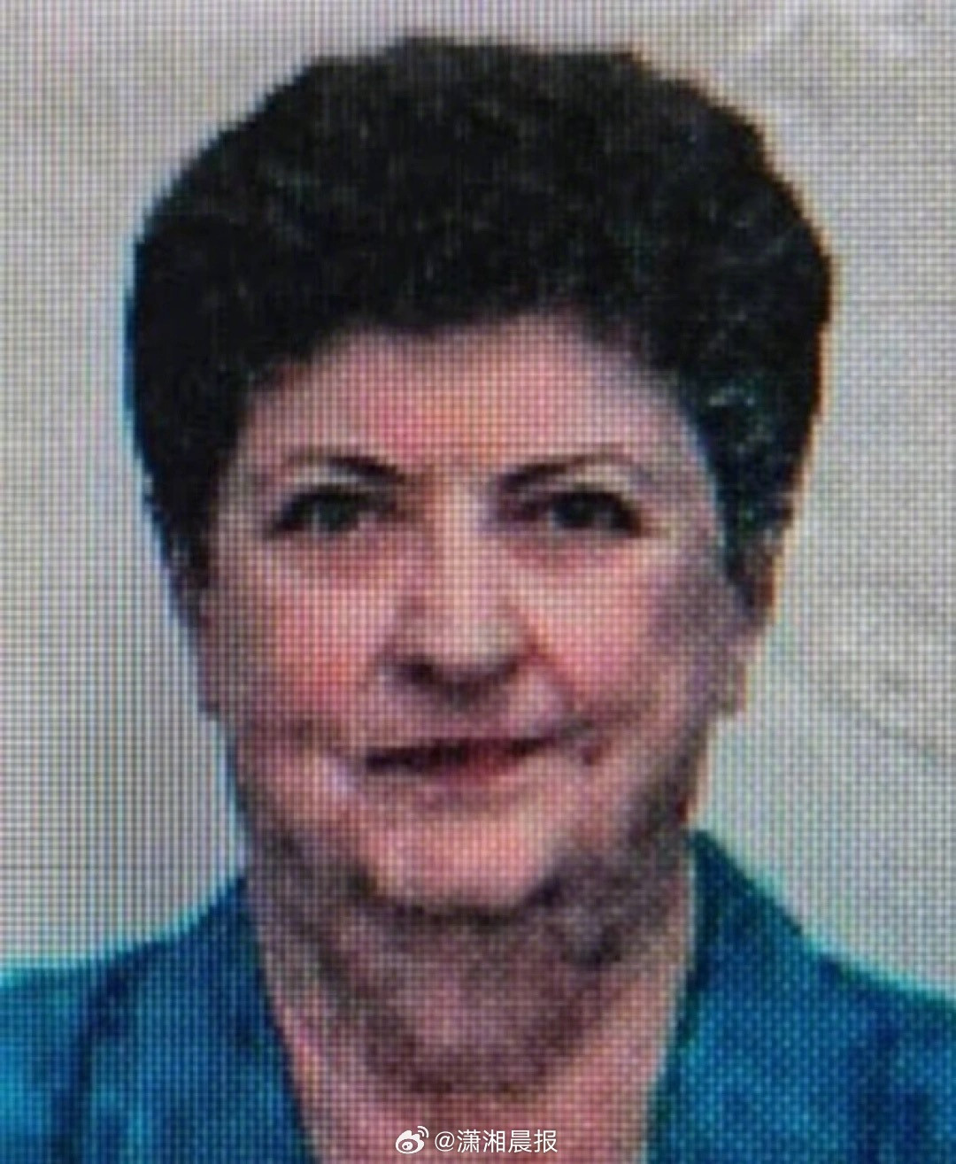 【，】24日，有媒体报道，一名意大利男子将母亲的遗体藏在家中，并打扮成母亲的样子