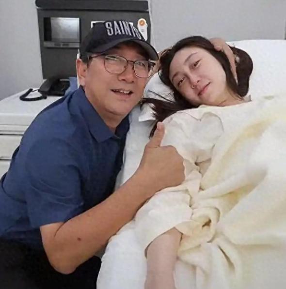 著名主持人水均益33岁的闺女水亦诗居然又一次彻底崩塌了！8月7号下午她正高高兴兴