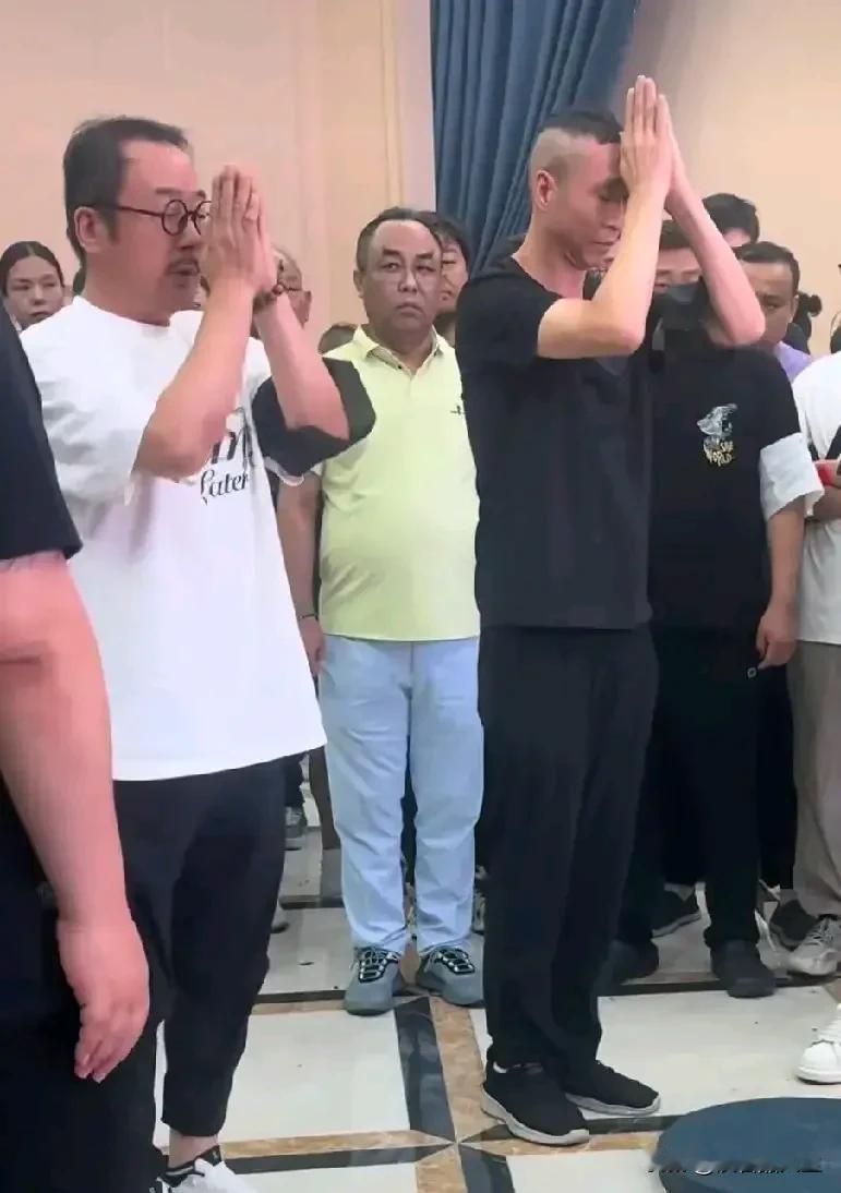 杨少华老爷子吊唁现场，最悲伤的人不是杨议，也不是杨家其他几个儿子，而是条子哥韩兆