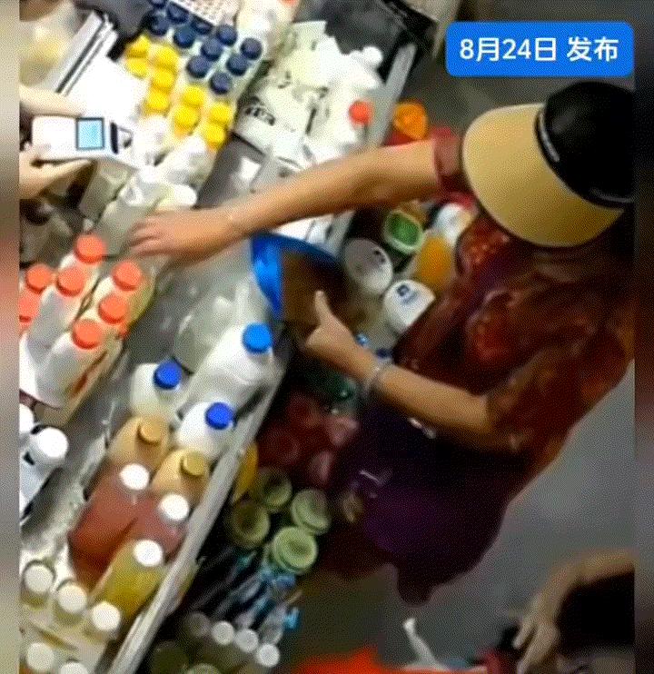 手段真是高明！店里少了一大瓶饮料，老板翻来覆去查看监控才看明白，原来是一位大妈挑