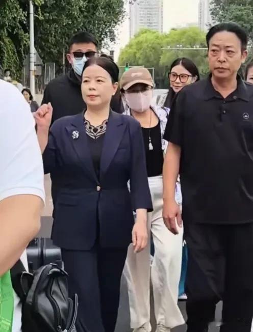 许敏冬至节发文:冬至已至，春归有期，回头看，轻舟已过万重山，向前看，