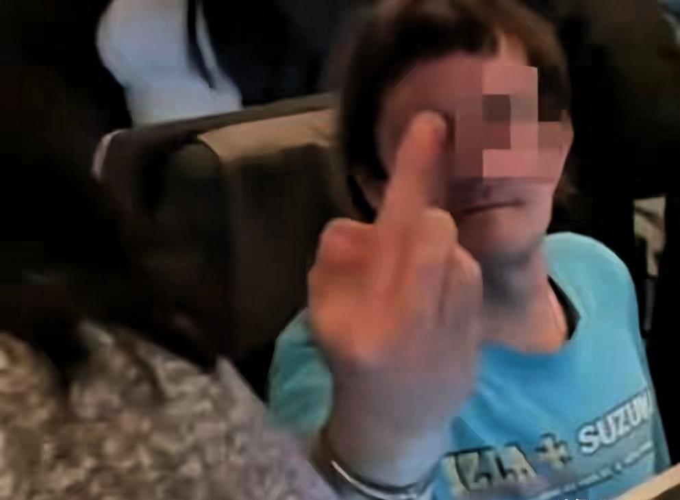 中华航空CI082航班上，一名58岁英籍乘客在机舱内大声喧哗、吸食电子烟，还存在