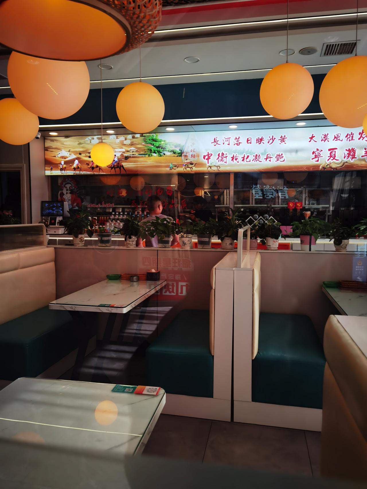 孩子约父母在街上见面，父母能接受吗？闺蜜的儿子在省城上班，还没成家，独自一人住