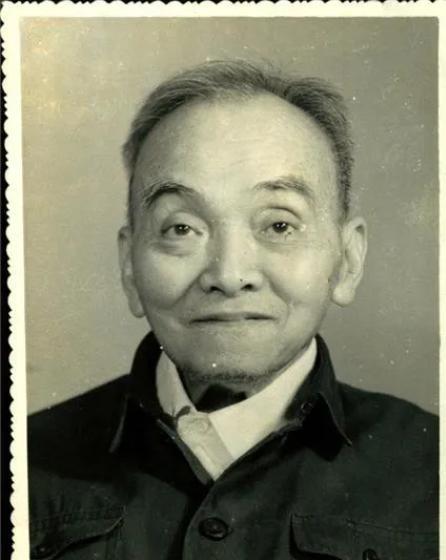 1949年，地下党被判死刑，临行刑前去上厕所，看守意味深长地说：“早去早回”，地