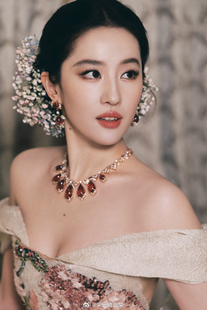 刘亦菲VOGUE出图，茜茜公主美神降临感觉这次化妆师还有造型师不一样了