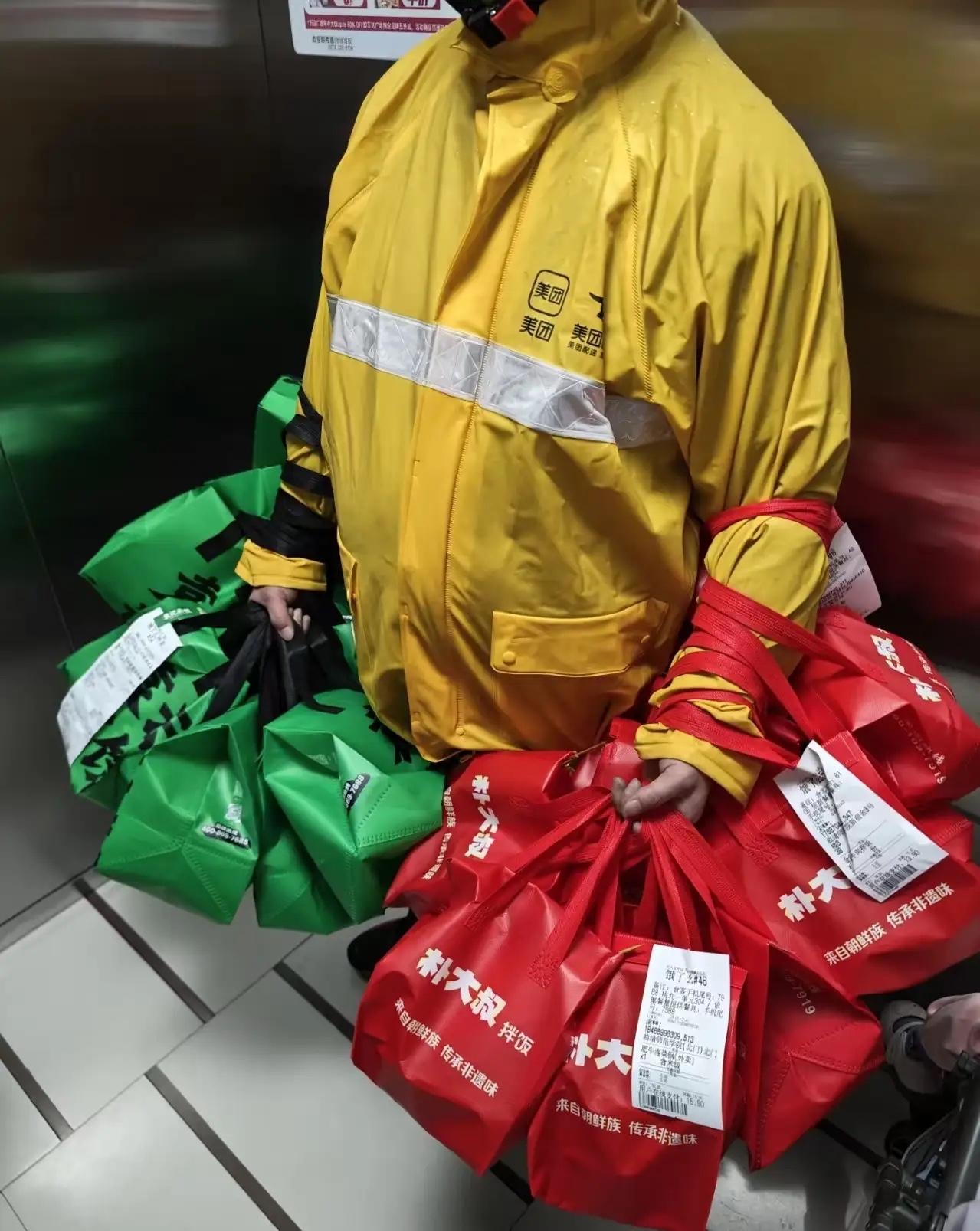 我侄子是送外卖的，每月赚1万多块钱，前几天相亲，被女方嫌弃了，说他是社会最底层，