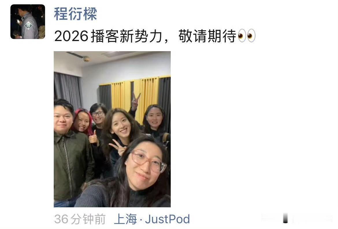 1月10日，章泽天员工晒章泽天素颜照！开会时头戴墨镜，顶着波浪卷，手撑颧骨，表