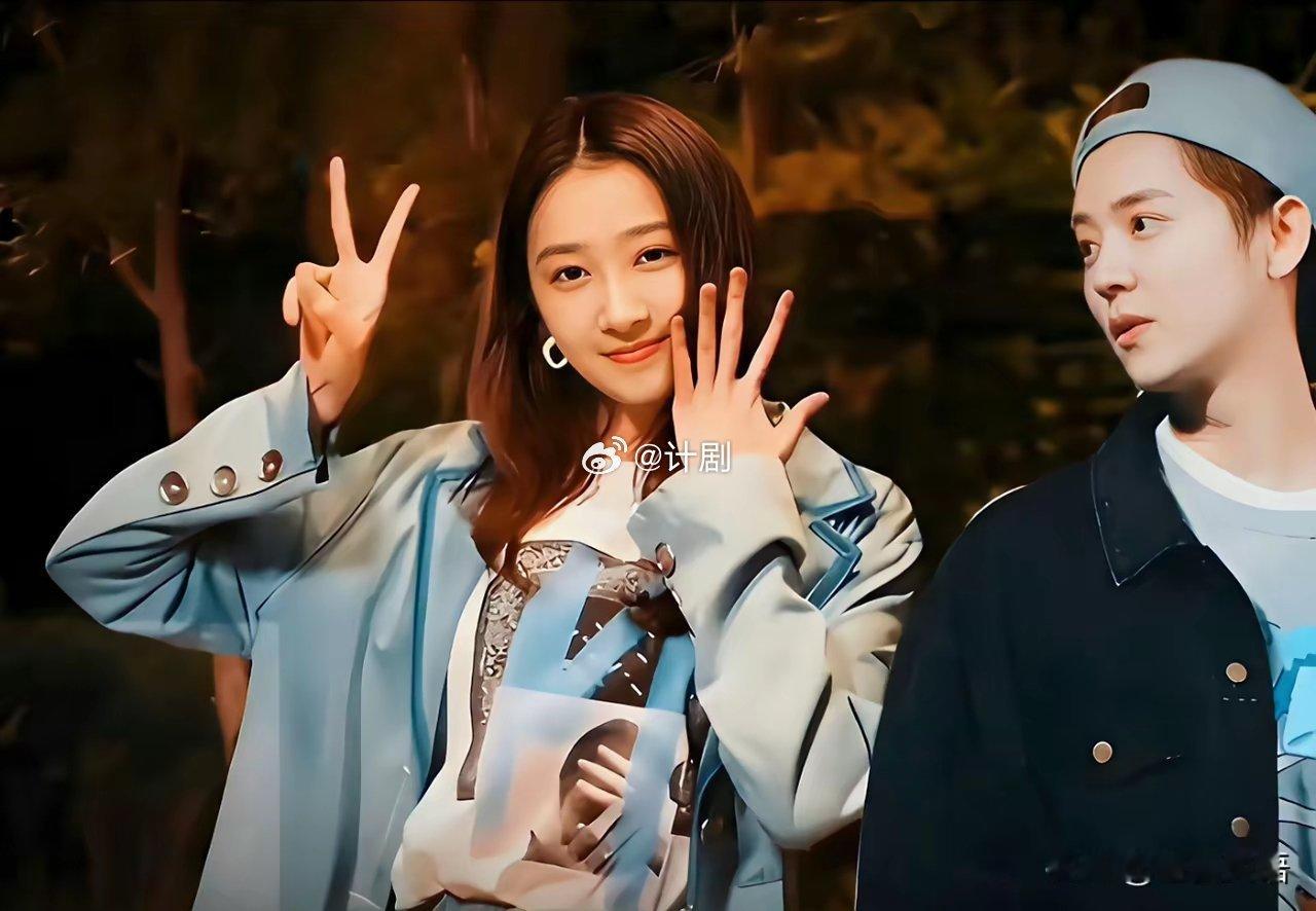 鹿晗和关晓彤，更增加了网友对俩人感情现状的猜测。有消息称是女方主动求和，男方也一