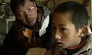 2000年，四川成都一女老师刚生完孩子3个月。丈夫哄骗她去旅游。谁知？到了地儿，