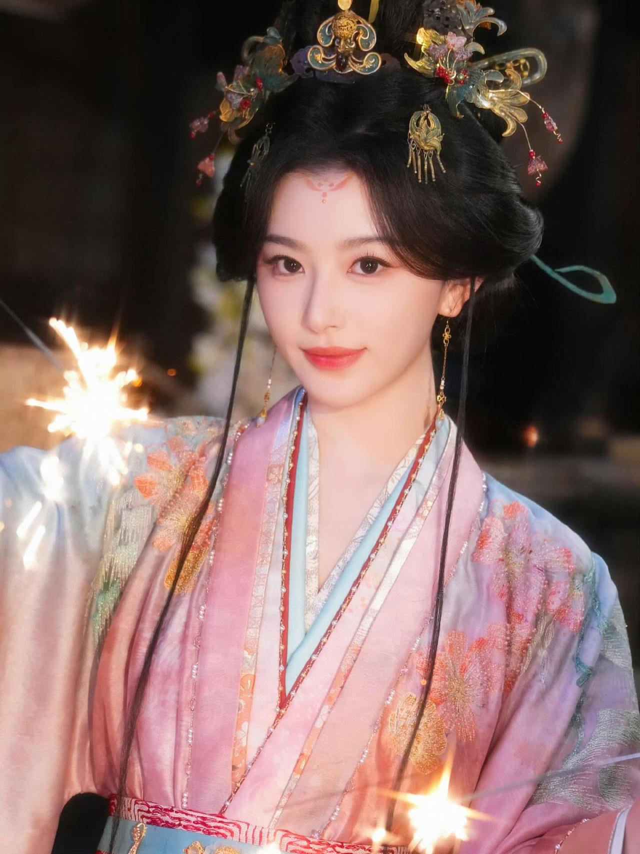 梦幻古风少女，花钿妆点，华服飘飘，宛如画中仙子。怎样完成气质风穿搭花钿美人国